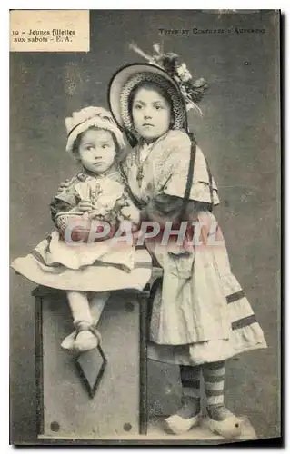 Ansichtskarte AK Folklore Types et costumes d'Auvergne jeunes fillettes aux sabots