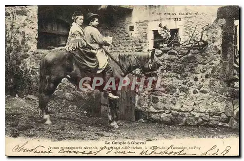 Cartes postales Folklore Le velay Illustre le couple a Cheval