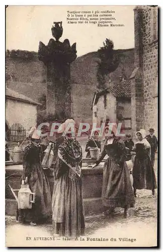 Cartes postales Folklore En Auvergne a la Fontaine du village