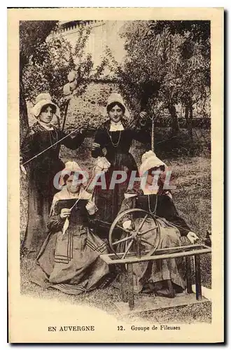 Cartes postales Folklore En Auvergne Groupe de Fileuses