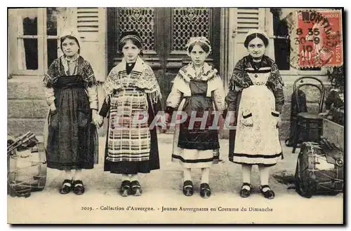 Cartes postales Folklore Collection d'Auvergne Jeunes Auvergnates en Costume du Dimanche
