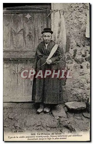 Ansichtskarte AK Folklore La Fileuse de laine.Type de la vieille paysanne montagnarde femme labourieuse par exell