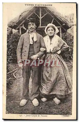 Ansichtskarte AK Folklore TYPES D'AUVERGNE. Jeune Couple de Paysans