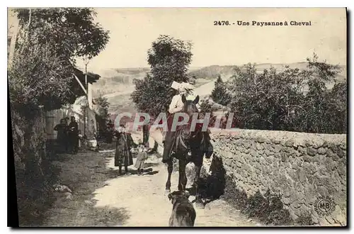 Cartes postales Folklore Une Paysanne � Cheval