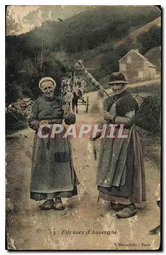 Cartes postales Folklore Fileuse d'Auvergne. L'Hirondelle- Paris