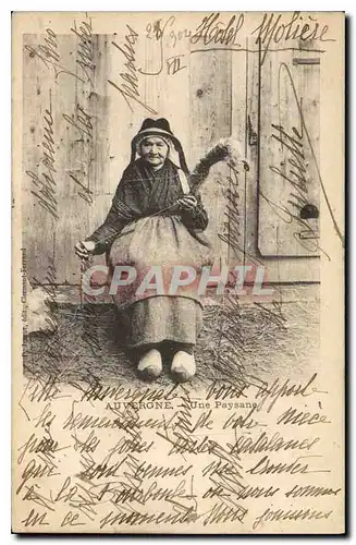 Cartes postales Folklore Auvergne Une fileuse