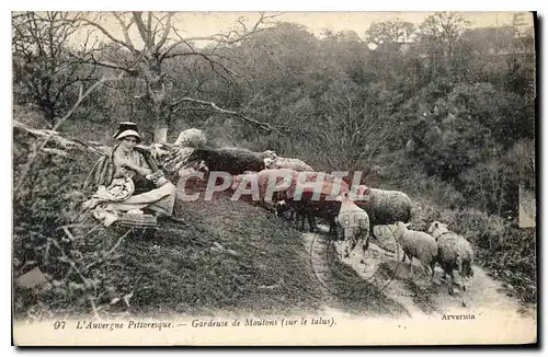 Cartes postales Folklore L'Auvergne Pittoresque.- Gardeuse de Moutons ( sur le talus)