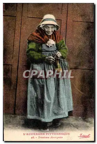 Cartes postales Folklore L'AUVERGNE PITTORESQUE. - Tricoteuse Auvergnate