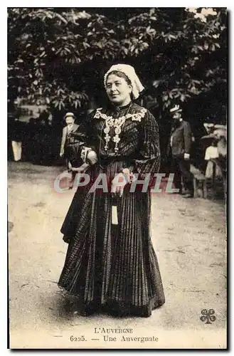 Cartes postales Folklore L'AUVERGNE. - Une Auvergnate