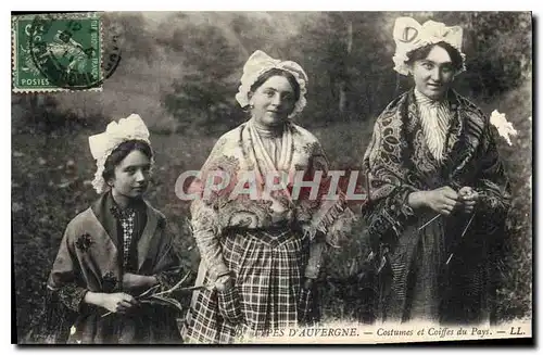 Cartes postales Folklore TYPES D'AUVERGNE. - Costumes et Coiffes du pays