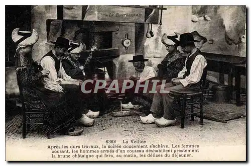 Cartes postales Folklore Le Bourbonnais La Veill�e Apr�s les durs travaux la soir�e doucement s'ach�ve. Les femm