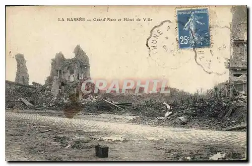 Cartes postales Militaria La Bassee Grand Place et Hotel de Ville