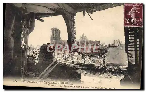 Cartes postales Militaria Les Ruines de la Grande Guerre Reims La Cathedrale vue a travers un trou d'obus