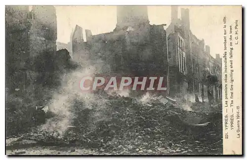 Cartes postales Militaria Ypres Les premiers obus incendiaires tombant sur la ville