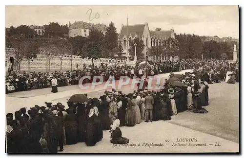 Ansichtskarte AK Lourdes La Procession a l'Esplanade Le Saint Sacrement