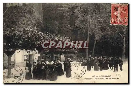 Ansichtskarte AK Lourdes Pelerins revenant de la Grotte