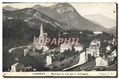 Cartes postales Lourdes Basilique et vue sur la montagne