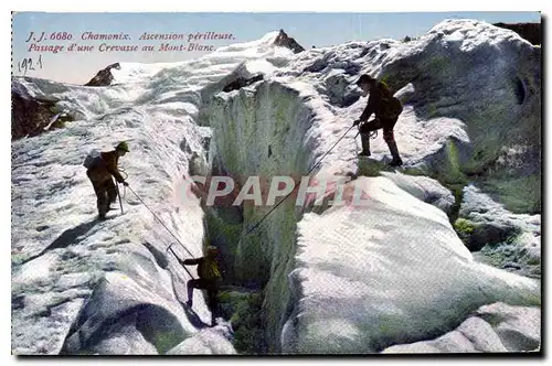 Cartes postales Chamonix Ascension perilleuse Passage d'une Crevasse au Mont Blanc