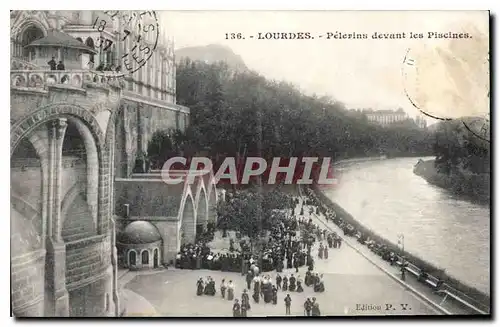 Cartes postales Lourdes Pelerins devant les Piscines