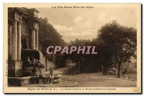 Cartes postales Digne les Bains BA La Grande Fontaine et l'Entree du Boulevard Gassendi