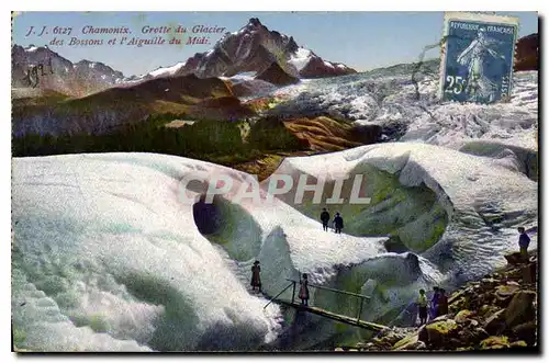 Cartes postales Chamonix Grotte du Glacier des Bossoms et l'Aiguille du Midi