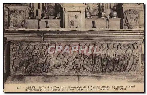 Cartes postales Arles Eglise Saint Tromphime Sarcophage du IVe siecle servant de devant d'Autel et representant