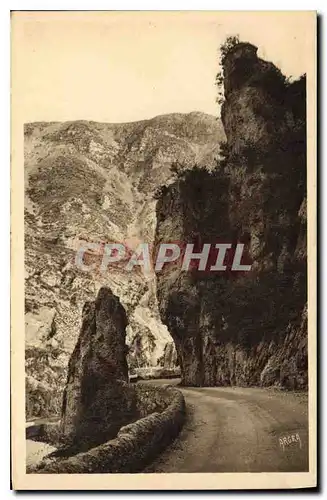 Cartes postales Gorges du Tarn De Ste Enimie a la Malene La route tres sinueuse longe de hautes falaises vertica