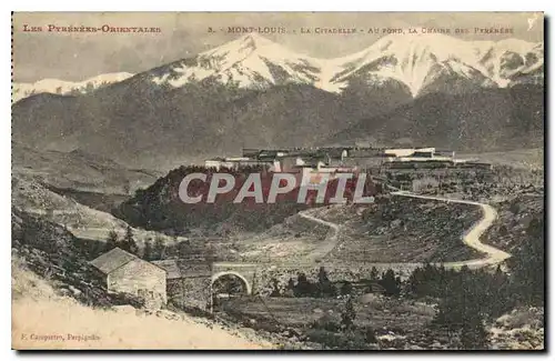Cartes postales Les Pyrenees Orientales Mont Louis La Citadelle Au Fond La Chaine des Pyrenees
