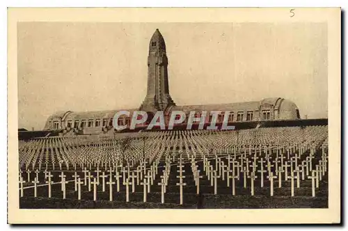 Ansichtskarte AK L'Ossuaire de Douaumont et le Cimetiere National contenant deja plus de 10 000 tombes de soldats
