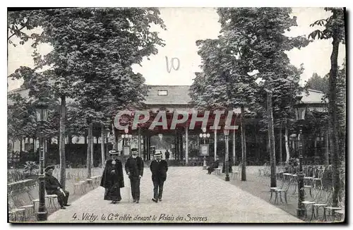 Cartes postales Vichy La Gde allee devant le Palais des Sources