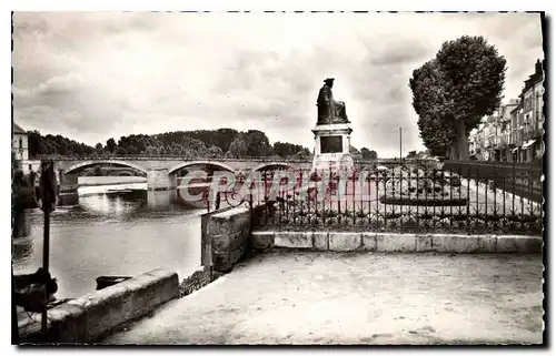 Cartes postales moderne Chinon Square Rabelais