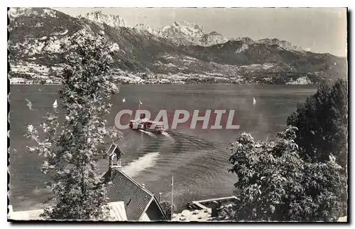 Cartes postales Lac d'Annecy comme comme un beau cygne blanc Le bateau fend les eaux bleues fandis que de petite