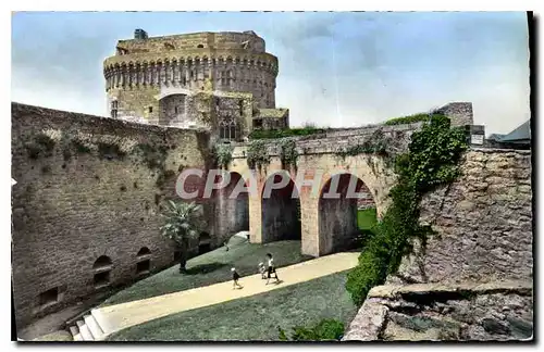 Cartes postales Dinan Le CHateau de la Duchesse Anne et les remparts