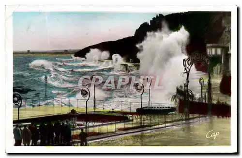 Ansichtskarte AK Granville Effet de vagues sur la Digue