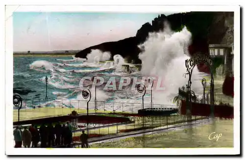 Cartes postales Granville Effet de vagues sur la Digue