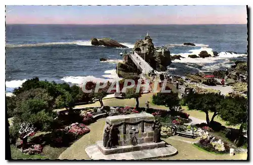 Ansichtskarte AK Biarritz Basses Pyrenees le Monument aux Morts et le Rocher de la Vierge