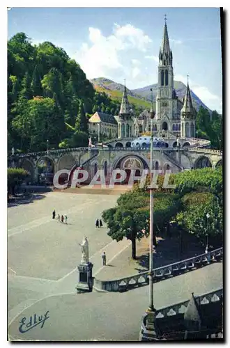 Cartes postales Lourdes la Basilique et l'esplanade