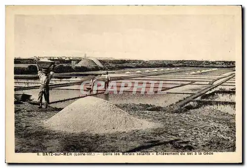 Ansichtskarte AK Batz sur Mer Dans les Marais salants Enlevement du sel a la Gede