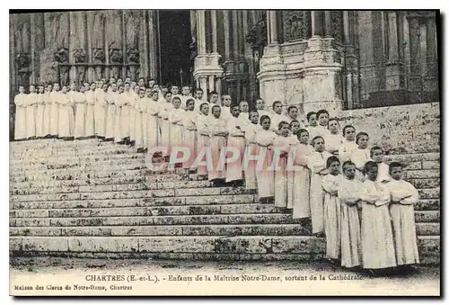 Cartes postales Chartres Enfants de la Maitrise Notre Dame  sortant de la Cathedrale