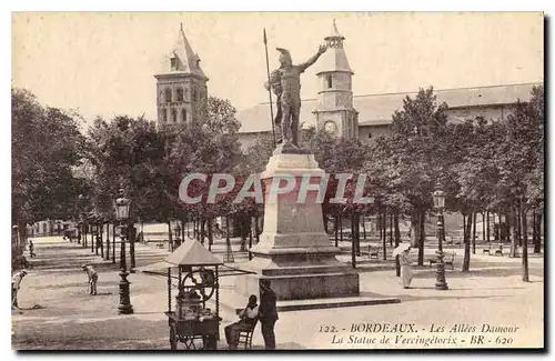 Cartes postales Bordeaux Les Allees Damour La Statue de Vercingetorix Marchand de glaces
