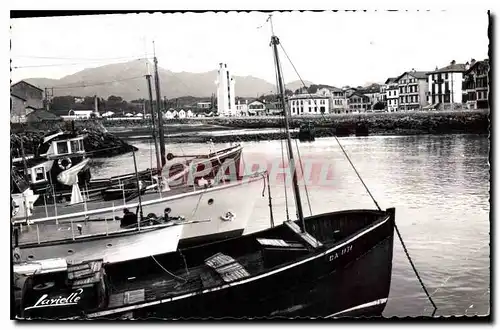 Cartes postales moderne Saint Jean de Luz Le Port au fond le Phare de Ciboure et la Rhune Bateaux