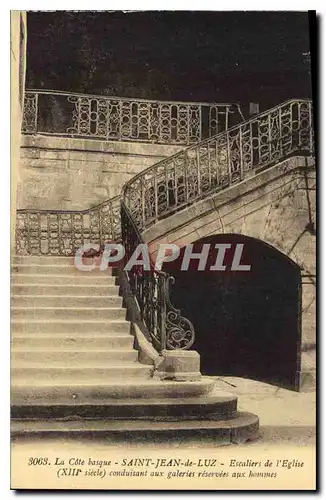 Cartes postales Saint Jean de Luz La Cote basque Escalier de l'Eglise (XIIIe siecle) conduisant aux galeries res