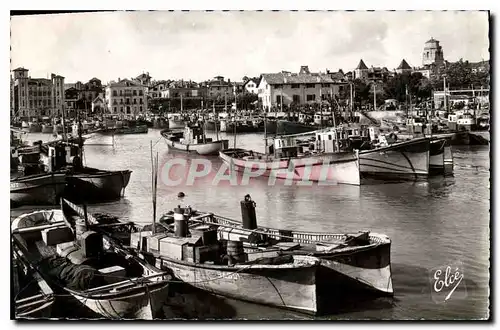 Cartes postales moderneA Saint Jean de Luz  (Basses Pyrenees) Le Port apres la rentree des chalutiers a gauche la Maison