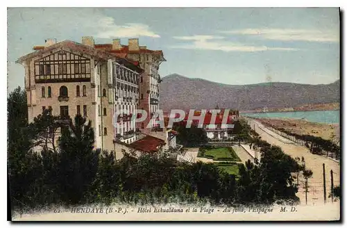 Ansichtskarte AK Saint Jean de Luz Hotel Eskualduna et la Plage Au fond l'Espagne