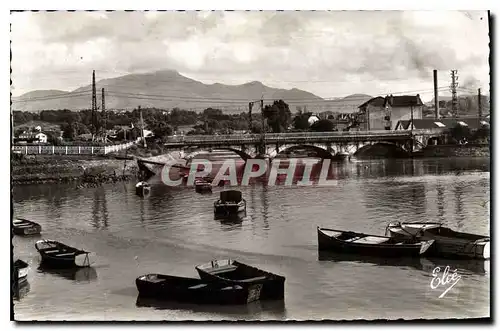 Cartes postales moderne Saint Jean de Luz (Basses Pyrenees) Le Port le Pont de Ciboure et la Rhune Bateaux