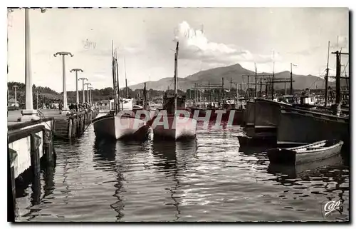 Cartes postales moderne Saint Jean de Luz Vue vers la Rhune Bateaux