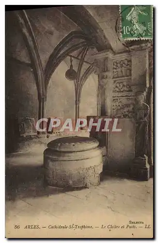 Cartes postales Arles Cathedrale St Trophime Le cloitre et puits