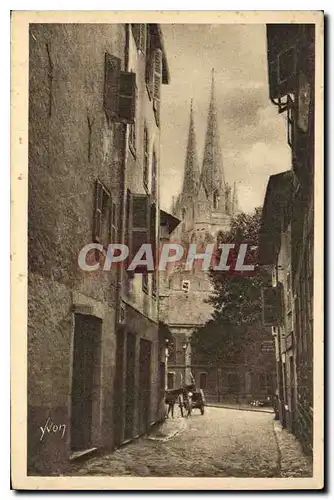 Ansichtskarte AK Bayonne La Cathedrale vue d'une vieille rue