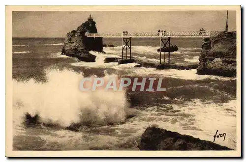 Ansichtskarte AK Biarritz Basses Pyrenees Le rocher de la Vierge par grosse mer