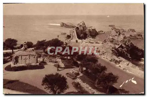 Cartes postales Biarritz Le Rocher de la Vierge et a gauche le Monument aux Morts de la Guere